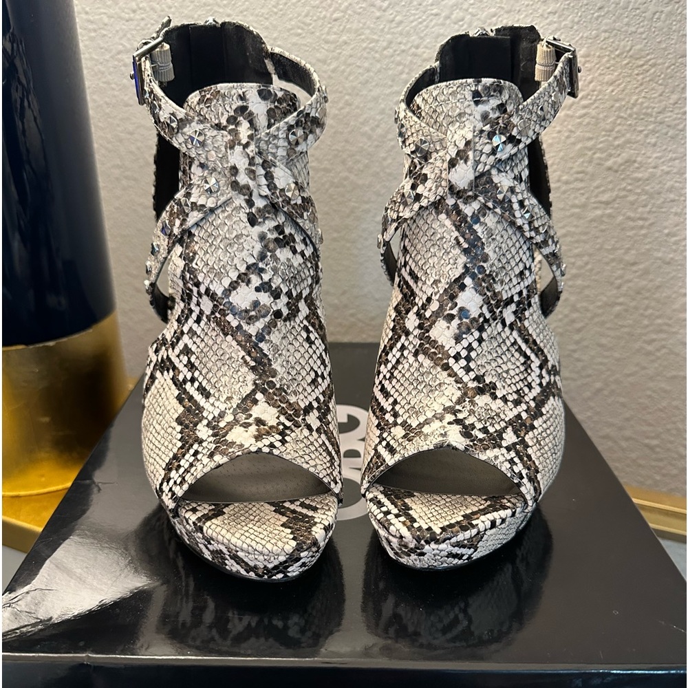 Womens G by Guess Jasin2 Ankle Strap Heels, Natural Multi, Size 7